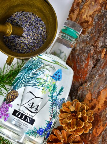 Z44 Gin z44_ambientato_6.jpg